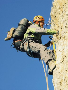 Dağcı dağın zirvesine tırmanır..