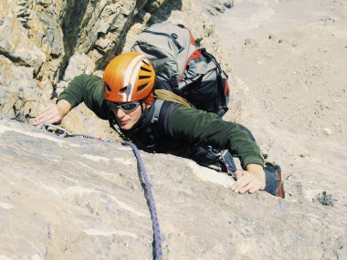 Dağcı dağın zirvesine tırmanır..