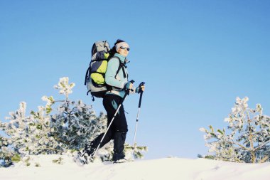 Bir sırt çantası ve çadır ile dağlarda kış yürüyüş.