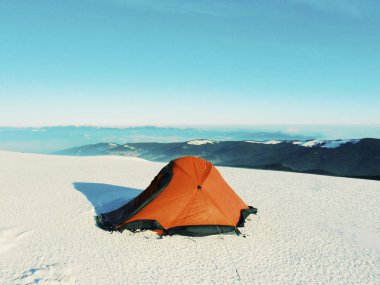 Bir sırt çantası ve çadır ile dağlarda kış yürüyüş.