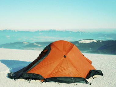 Bir sırt çantası ve çadır ile dağlarda kış yürüyüş.