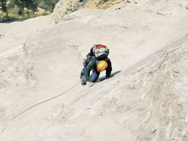 L'arrampicatore fa una salita in cima alla montagna. — Foto Stock