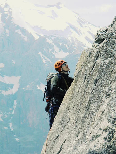 El escalador hace un ascenso a la cima de la montaña. — Foto de Stock