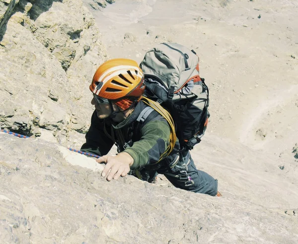 O alpinista faz uma subida ao topo da montanha. — Fotografia de Stock