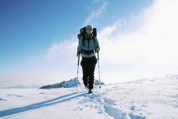 Caminata de invierno en las montañas con una mochila y tienda de campaña . —  Fotos de Stock