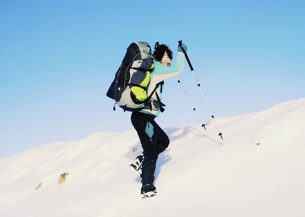 Caminhada de inverno nas montanhas com uma mochila e tenda . — Fotografia de Stock