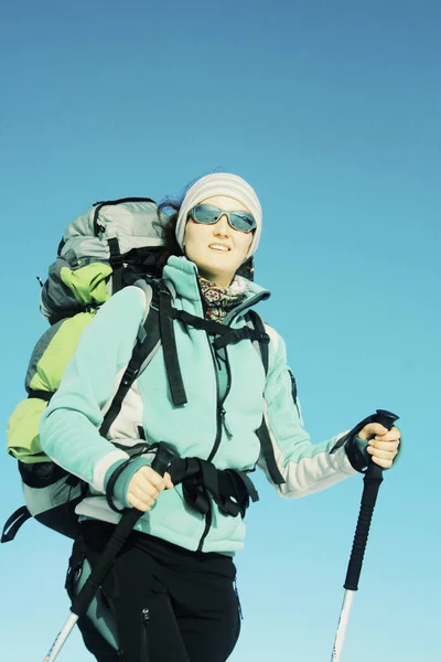 Caminata de invierno en las montañas con una mochila y tienda de campaña . — Foto de Stock