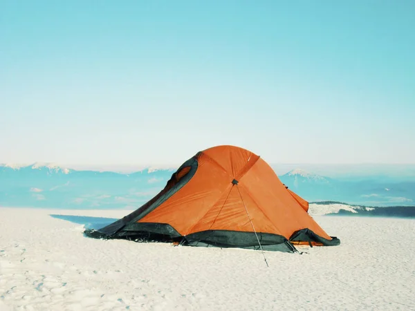 Caminata de invierno en las montañas con una mochila y tienda de campaña . —  Fotos de Stock