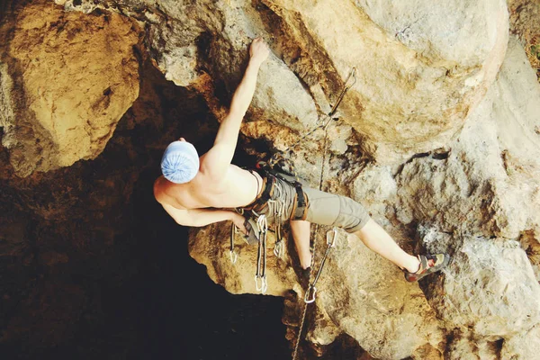 Kaya tırmanışı. Bir adam tepeye tırmanıyor. — Stok fotoğraf