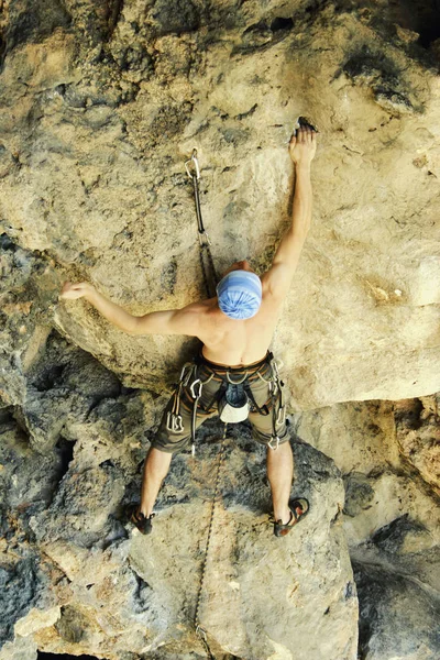 Escalada en roca. Un hombre sube a la cima . — Foto de Stock