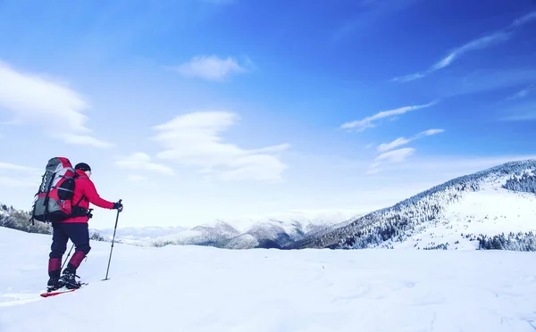 Caminata de invierno en las montañas con una mochila y tienda de campaña . —  Fotos de Stock