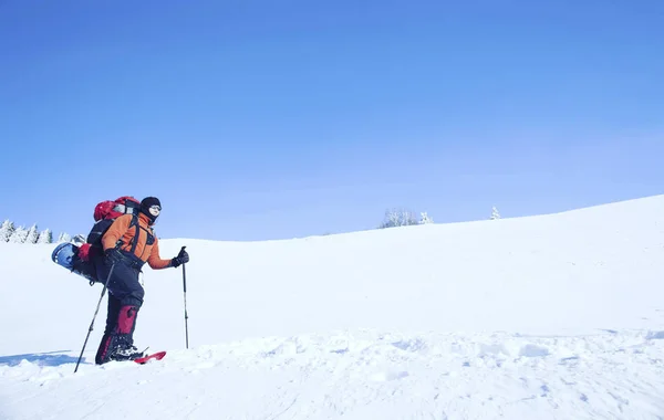 Randonnée hivernale en montagne avec sac à dos et tente . — Photo