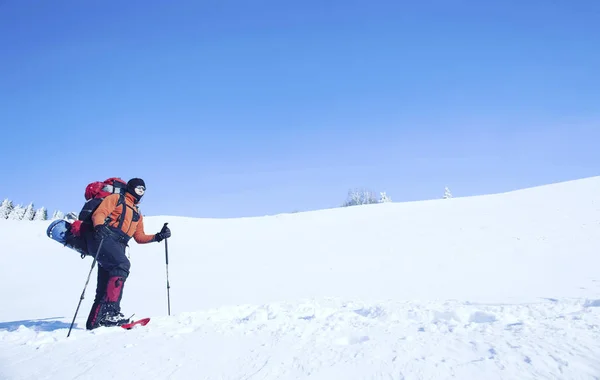 冬ハイキングのバックパック、テントと山脈の. — ストック写真