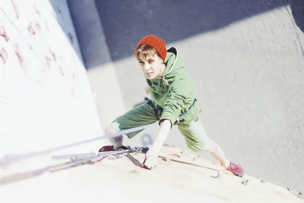 O alpinista treina no simulador na rua . — Fotografia de Stock
