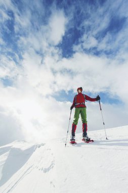 Dağlarda kar ayakkabıları bir sırt çantası ile hiking kış ve 