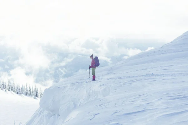 Χειμερινές πεζοπορίες στα βουνά με χιονοπέδιλα με ένα σακίδιο και — Φωτογραφία Αρχείου