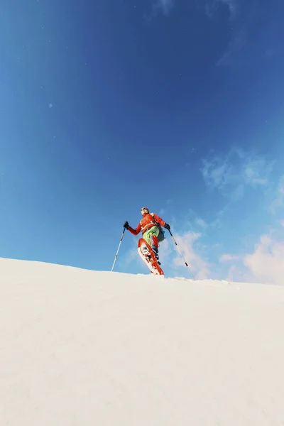 Zimowe wędrówki w górach na rakietach śnieżnych z plecakiem i — Zdjęcie stockowe