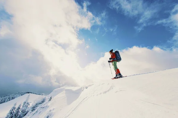 Senderismo de invierno en las montañas en raquetas de nieve con una mochila y —  Fotos de Stock