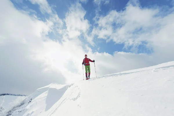 在山中徒步旅行背包与雪的冬天， — 图库照片