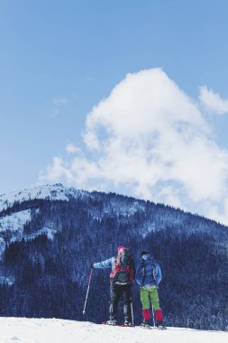 Dağlarda kar ayakkabıları bir sırt çantası ile hiking kış ve 