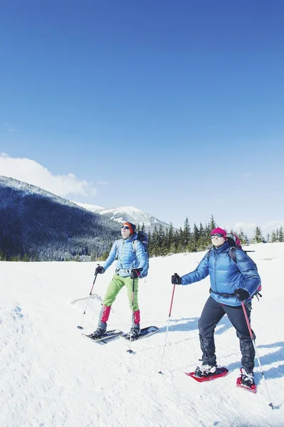 Randonnée hivernale en montagne en raquettes avec sac à dos et — Photo