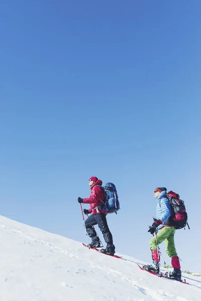 Téli túrázás a hegyekben a hótalp a egy hátizsák és — Stock Fotó