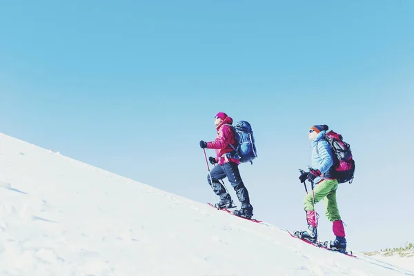 Winter in de bergen te wandelen op sneeuwschoenen met een rugzak en — Stockfoto