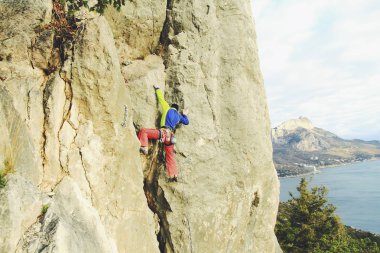 Zorlu bir uçurum artan dağcı. Aşırı spor climbi