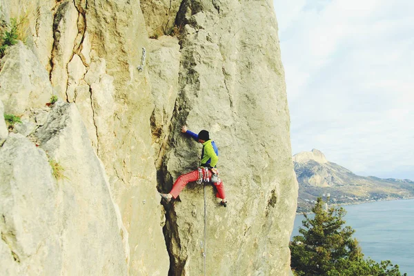 Rock klimmer oplopende een uitdagende klif. Extreme sport climbi — Stockfoto