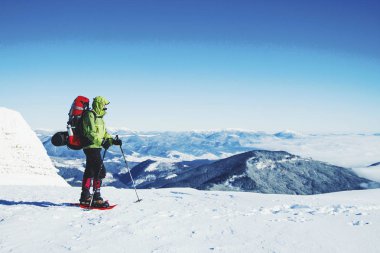 Bir sırt çantası ve çadır ile dağlarda kış yürüyüş.