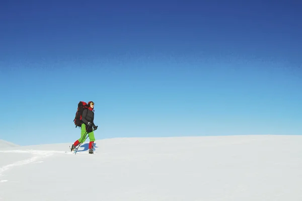 Χειμερινή ανάβαση στο βουνό με ένα σακίδιο και τέντα. — Φωτογραφία Αρχείου