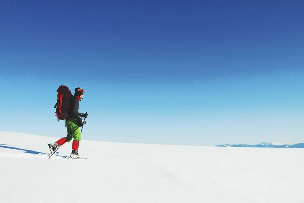 Caminata de invierno en las montañas con una mochila y tienda de campaña . — Foto de Stock