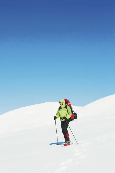 Caminhada de inverno nas montanhas com uma mochila e tenda . — Fotografia de Stock