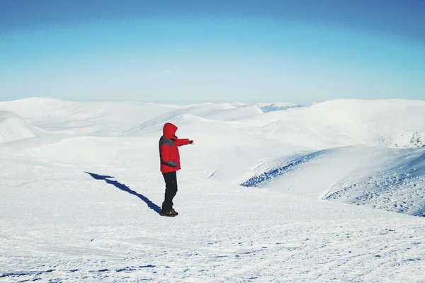 Caminhada de inverno nas montanhas com uma mochila e tenda . — Fotografia de Stock