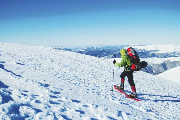 冬ハイキングのバックパック、テントと山脈の. — ストック写真