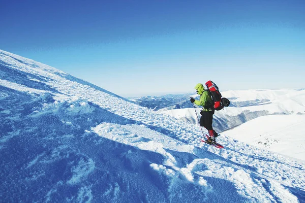 Winter hike in the mountains with a backpack and tent. — Stock Photo, Image