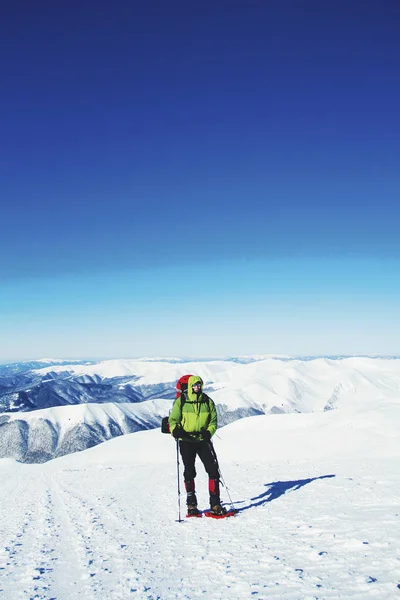 冬ハイキングのバックパック、テントと山脈の. — ストック写真