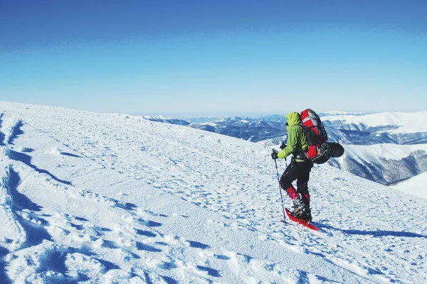 Randonnée hivernale en montagne avec sac à dos et tente . Images De Stock Libres De Droits