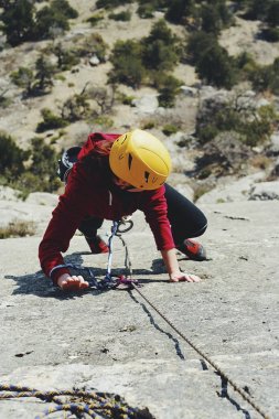 Kaya tırmanışı sporda genç bir kadın bir ip ile nişanlı