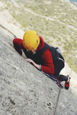 Kaya tırmanışı sporda genç bir kadın bir ip ile nişanlı