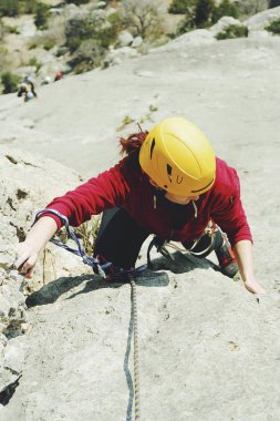 Kaya tırmanışı sporda genç bir kadın bir ip ile nişanlı