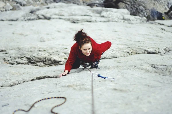 Młoda kobieta z liny uprawiających sporty wspinaczki — Zdjęcie stockowe