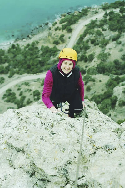 Eine junge Frau mit einem Seil, die sich mit dem Klettern beschäftigt — Stockfoto