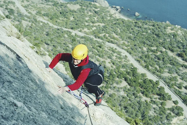 En ung kvinna med ett rep engagerade i sport Bergsklättringens — Stockfoto