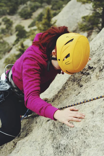Молода жінка з мотузкою займається спортом скелелазіння — стокове фото