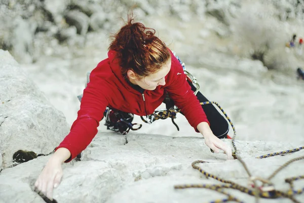 Eine junge Frau mit einem Seil, die sich mit dem Klettern beschäftigt — Stockfoto