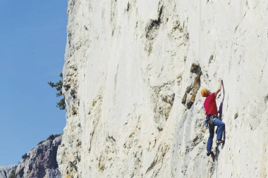 Zorlu bir uçurum artan dağcı. Aşırı spor climbi