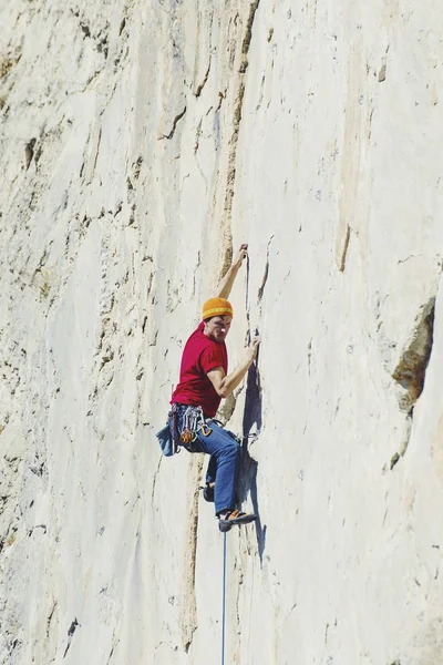 Rock climber ascending a challenging cliff. Extreme sport climbi — Stock Photo, Image