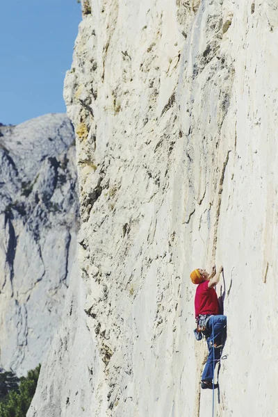 Horolezec vzestupně náročné útesu. Extrémní sport climbi — Stock fotografie