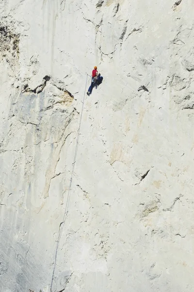 Alpinista subindo um penhasco desafiador. Escalada desportiva extrema — Fotografia de Stock